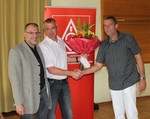 Gerd Koch und Jupp Bechtel beglückwünschen Lothar Harlacher