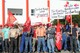 Beschäftigte protestieren vor dem Firmengelände